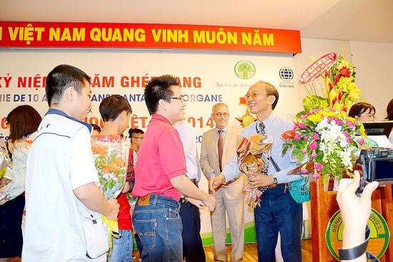 Patients give flower to express their gratitude to Dr. Tran Dong A of Children Hospital No.2 (Photo: SGGP) Patients give flower to express their gratitude to Dr. Tran Dong A of Children Hospital No.2 (Photo: SGGP)